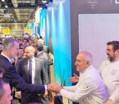 Adolfo saluda a sus majestades los Reyes de España